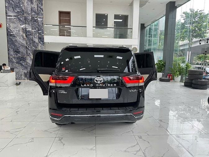 E đàn có 2 xe TOYOTA LAND CRUISER LC300 SIÊU LƯỚT 