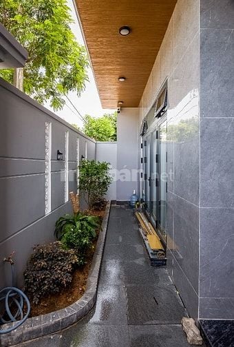 CẦN BÁN VILLA 3 TẦNG CẠNH BIỂN