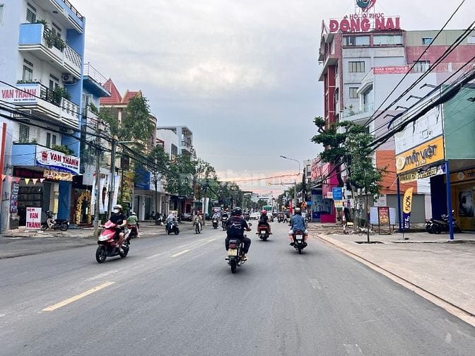Bán tòa nhà mặt tiền phạm văn thuận 4 tầng, 1500m2 sàn, sẳn HĐ thuê
