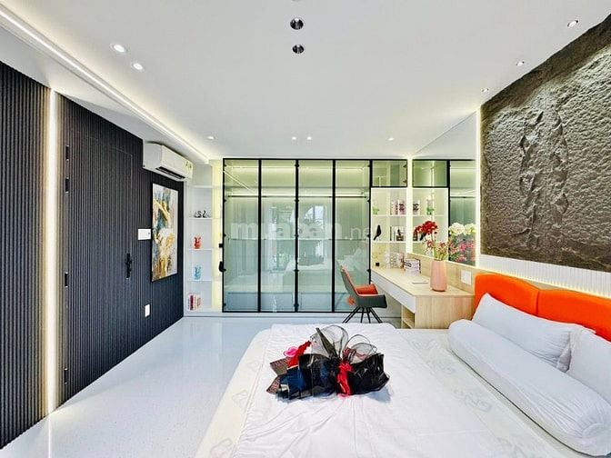Nhà đẹp mới xây-4 Tầng- đối diện vincom Phan Văn Trị