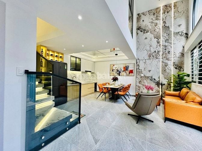 Nhà đẹp mới xây-4 Tầng- đối diện vincom Phan Văn Trị