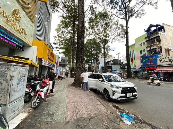 Bán gấp nhà mặt tiền Nguyễn Tri Phương, Q10, DT: 7x16m, giá siêu hời