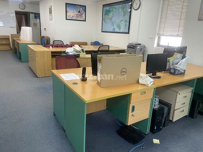 Cần thanh lý 25 bộ bàn ghế Hoà Phát và một bộ cửa kính văn phòng