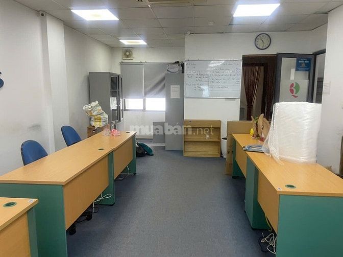 Cần thanh lý 25 bộ bàn ghế Hoà Phát và một bộ cửa kính văn phòng