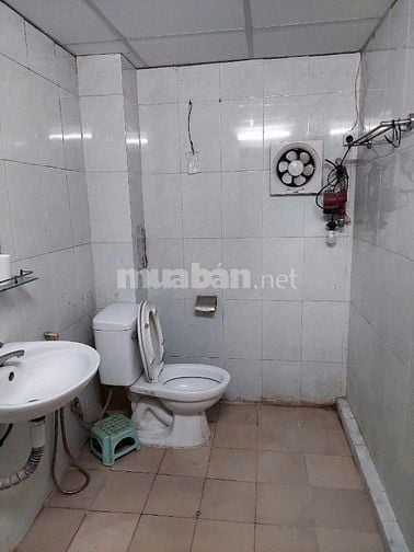 Cho thuê căn hộ tầng 3 phố Nguyễn Công Hoan gần trường tiểu học Ngọc K