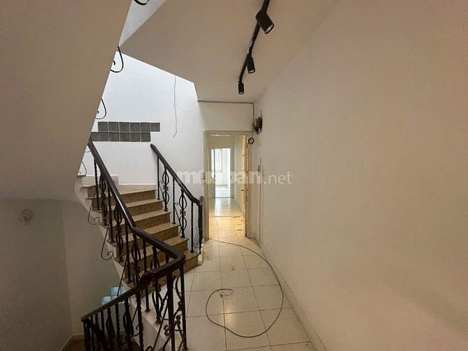 CHO THUÊ NHÀ MẶT TIỀN HOA HỒNG P7 PHÚ NHUẬN 80m2 4 TẦNG 40tr/th.