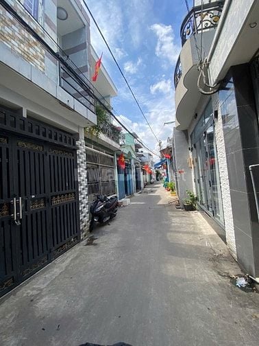 Bán đất tặng nhà - 4m x 19m - hẻm ôtô đường Nguyễn Văn Quá - 4 tỷ 250