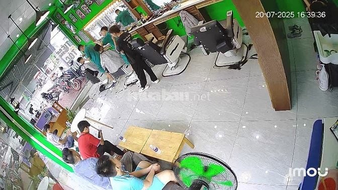 Sang nhượng tiệm tóc Nam có lượng khách nhất định