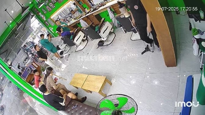 Sang nhượng tiệm tóc Nam có lượng khách nhất định