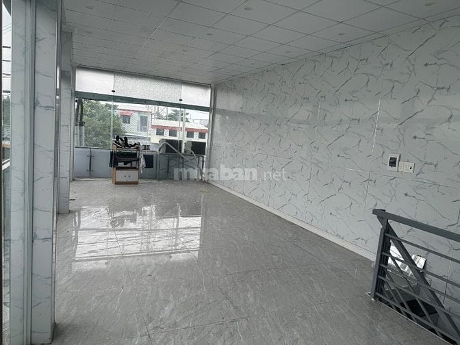 Sang nhượng tiệm tóc Nam có lượng khách nhất định