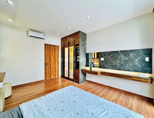 CHÍNH CHỦ BÁN NHÀ ĐẸP MỚI XÂY ĐÚC 1LẦU 3PN HẺM XE HƠI VÔ NHÀ