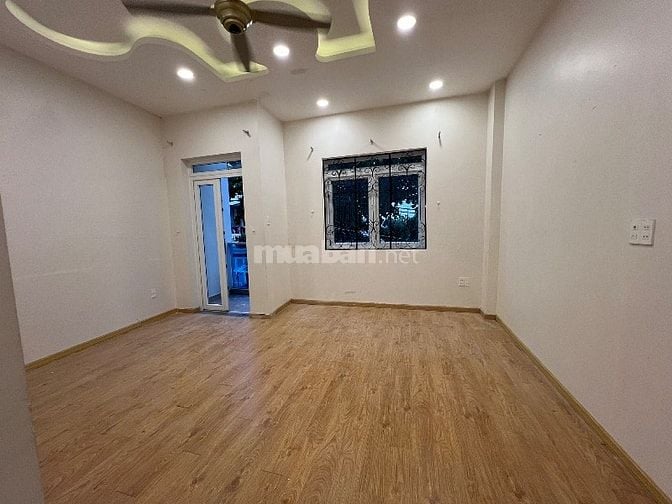 Cho thuê nhà ngay trung tâm quận 7