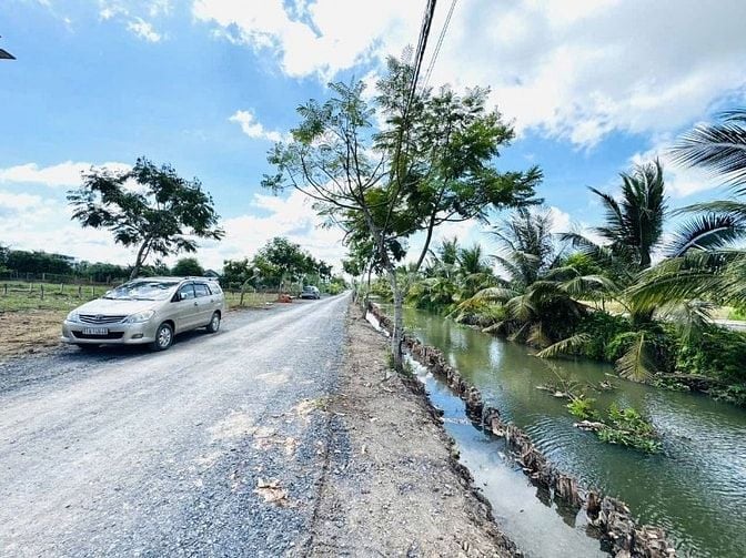 Em cần bán lô đất ngay mặt tiền đường DT824, sau chợ Đức Hoà 125m2