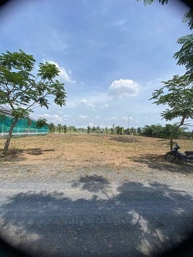 Em cần bán lô đất ngay mặt tiền đường DT824, sau chợ Đức Hoà 125m2