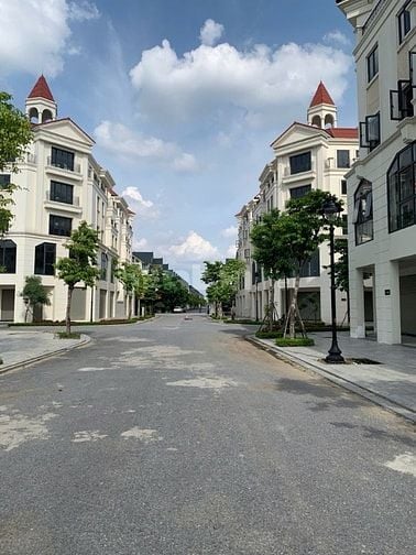 LIỀN KỀ KĐT MỚI KIM CHUNG - HOÀI ĐỨC: DT 97,6M2 - MT 5M - VỈA HÈ RỘNG