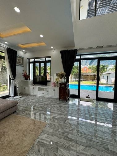 Bán căn biệt thự sân vườn hồ bơi đẹp, thoáng mát tại Hóc Môn