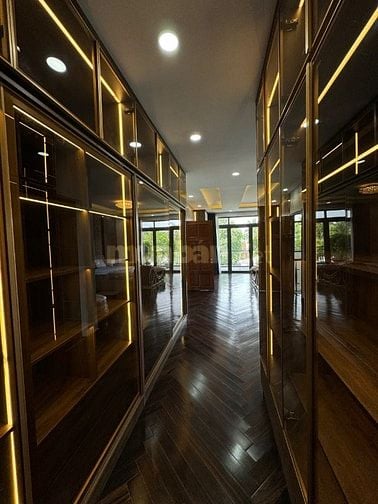 Bán căn biệt thự sân vườn hồ bơi đẹp, thoáng mát tại Hóc Môn