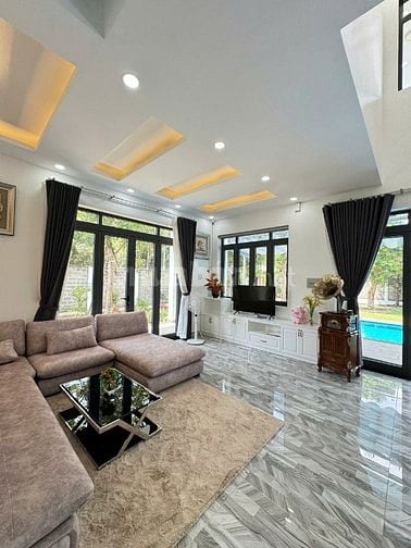 Bán căn biệt thự sân vườn hồ bơi đẹp, thoáng mát tại Hóc Môn