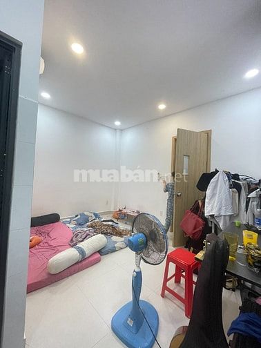 Cho thuê phòng trọ ở hẻm 1034 CMT8 (gần Hoàng Sa), 20m2, giá 4.5 triệu