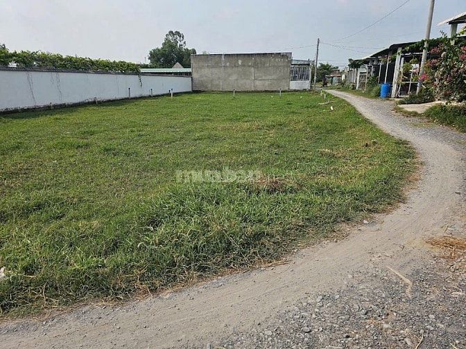 Cần tiền bán gấp lô đất kế bên DT 823D