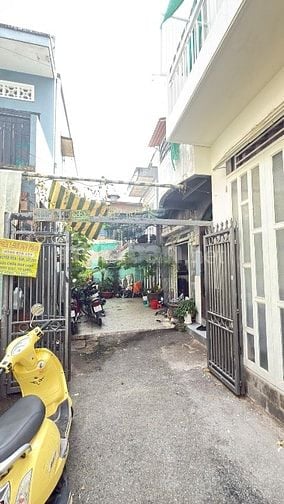 Bán nhà 2 mặt hẻm, xe hơi vào tận cửa, đường Lê Quang Định, Phường 11,