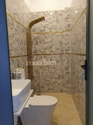 Nhà Huỳnh Lan Khanh sau lưng Sky Center, giá 1tỷ990 - 1T1L, sổ riêng