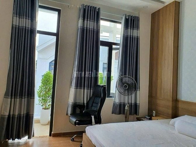 Nhà Huỳnh Lan Khanh sau lưng Sky Center, giá 1tỷ990 - 1T1L, sổ riêng