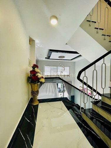 Cần bán gấp căn nhà siêu đẹp 5 tâng, thiết kế hiện đại, ngay sát Quận