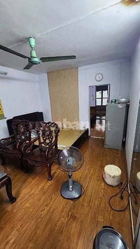 Cho thuê căn hộ tầng 2, tập thể Giảng Võ, DT 68m2, 3 phòng