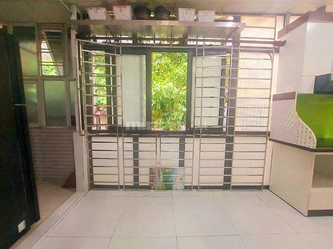 Chính chủ cho thuê căn tập thể 70m2 phố Quán Thánh, Ba Đình, đủ nt