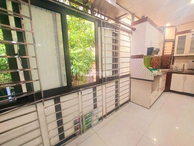 Chính chủ cho thuê căn tập thể 70m2 phố Quán Thánh, Ba Đình, đủ nt