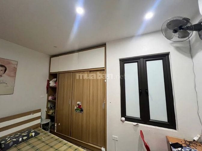 Bán nhà đẹp ngõ phố Nguyễn Văn Cừ  40 m2 x4 tầng full nội thất . Giá 9