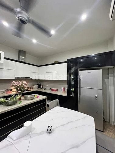 Bán nhà đẹp ngõ phố Nguyễn Văn Cừ  40 m2 x4 tầng full nội thất . Giá 9