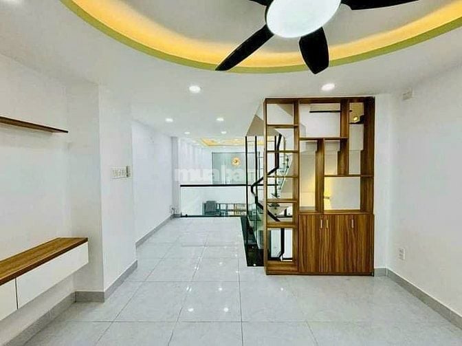 Căn góc 2 MT hẻm Hoàng Văn Thụ xây 4 tầng, giá 2 tỷ 150. Hẻm oto, SHR