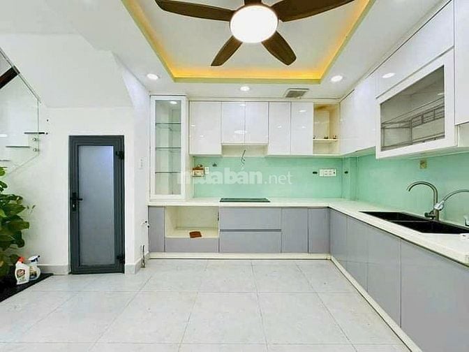 Căn góc 2 MT hẻm Hoàng Văn Thụ xây 4 tầng, giá 2 tỷ 150. Hẻm oto, SHR