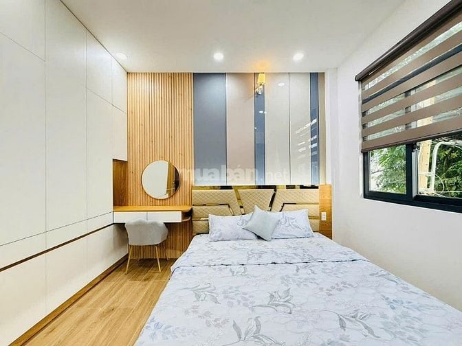 2,5 tỷ --> 2,3 tỷ. Nhà 42m2 Hoàng Hoa Thám xây 4 tầng,