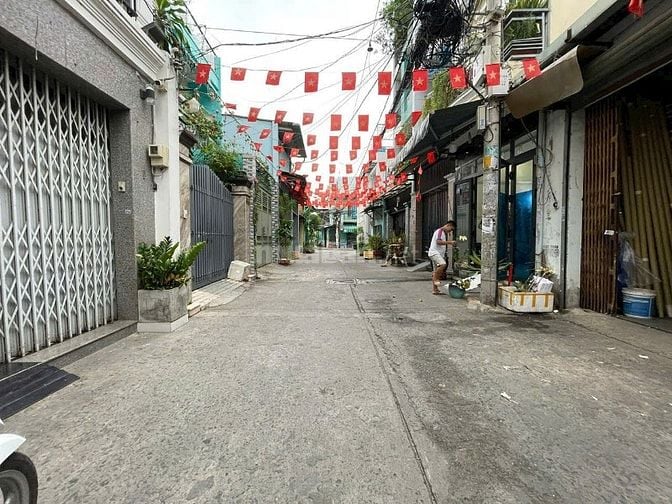 2,5 tỷ --> 2,3 tỷ. Nhà 42m2 Hoàng Hoa Thám xây 4 tầng,