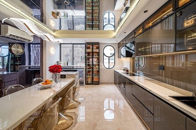 Siêu phẩm 4 Lầu THANG MÁY tuyệt đẹp CAO CẤP hẻm xe hơi Nguyễn Văn Khối