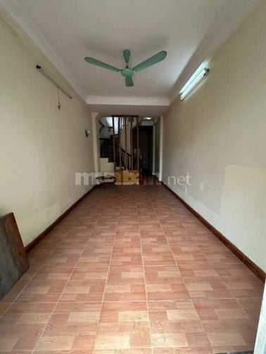 Gần chợ, trường, 500m ra cầu Vĩnh tuy , eon long biên , nhà thoáng