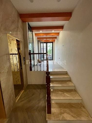 Bán nhà mới xây hiện đại có thang máy