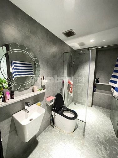Bán nhà mới xây hiện đại có thang máy