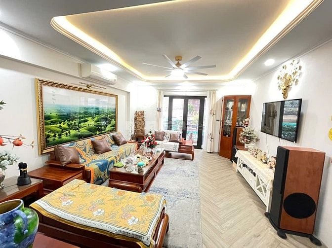 Bán nhà mới xây hiện đại có thang máy