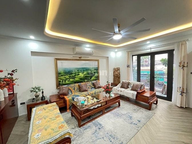 Bán nhà mới xây hiện đại có thang máy