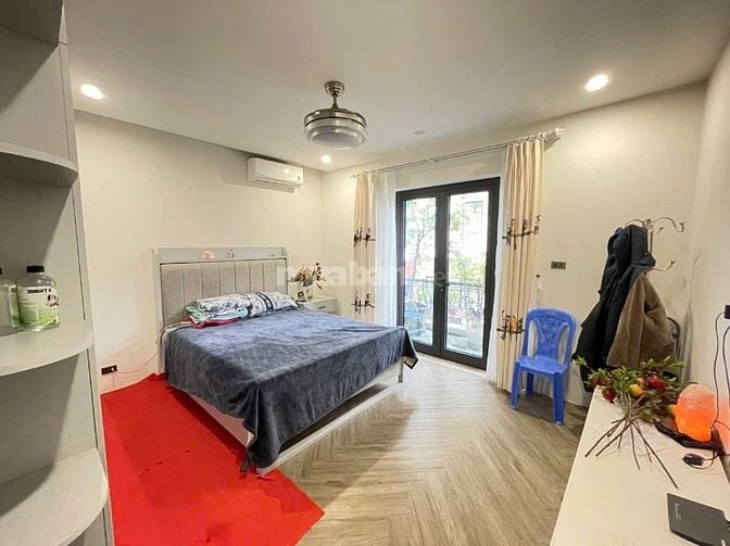 Bán nhà mới xây hiện đại có thang máy