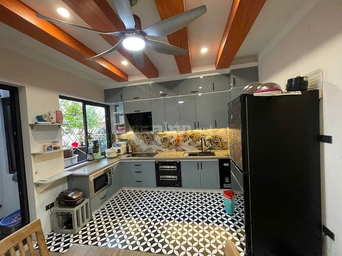 Bán nhà mới xây hiện đại có thang máy
