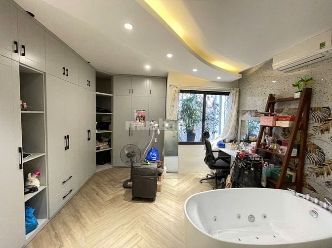 Bán nhà mới xây hiện đại có thang máy