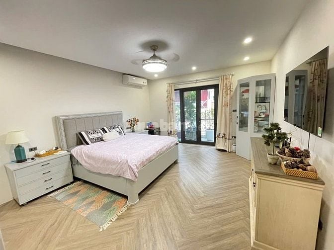 Bán nhà mới xây hiện đại có thang máy