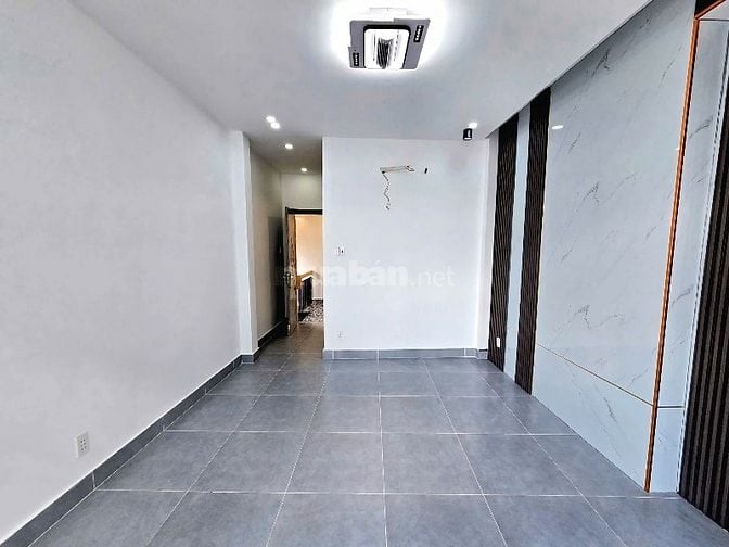  - THUỘC KHU TRUNG TÂM, GẦN ẨM THỰC VĨNH KHÁNH. SÁT MẶT TIỀN ĐƯỜNG. 