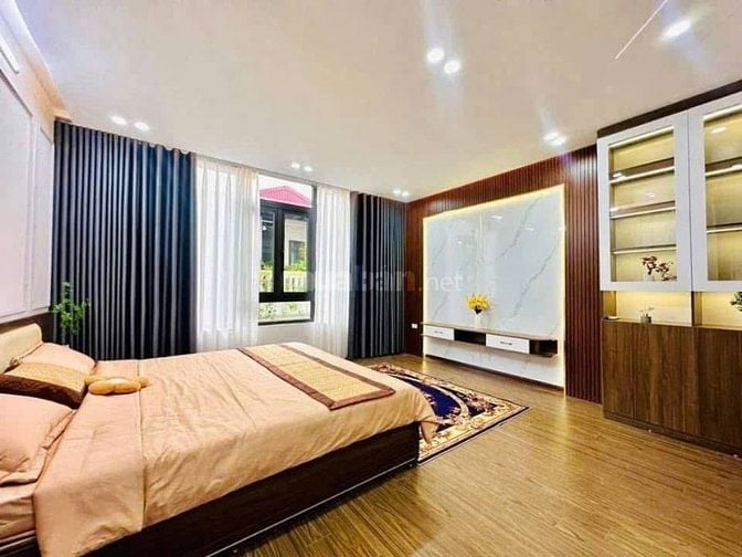 Bán nhà Huỳnh Thúc Kháng, 4 tầng, khu phân lô, ô tô ra vào. 15 tỷ