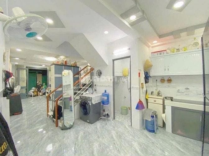 Diện tích 4x11 một trệt một lầu chính chủ bán